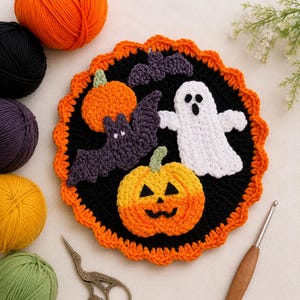 Può includere: Un sottobicchiere rotondo all'uncinetto con centro nero e bordo arancione. Le applicazioni includono un fantasma bianco, due pipistrelli viola e due zucche arancioni, una delle quali con una faccia da jack-o'-lantern. Bordo smerlato.