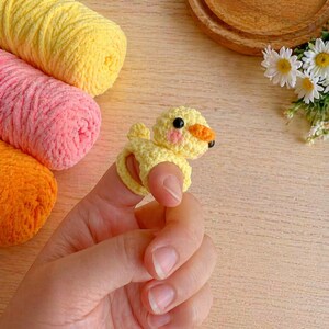 Virkat mönster för docka med ankfingerskydd, mini-amigurumi-leksak (PDF-nedladdning)