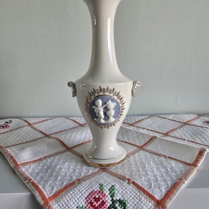 Jarrón urna de porcelana vintage, medallón estilo Wedgwood, relieve de querubín en bizcocho