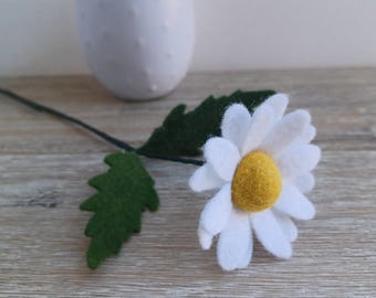 Tallo de flor de margarita individual de fieltro blanco