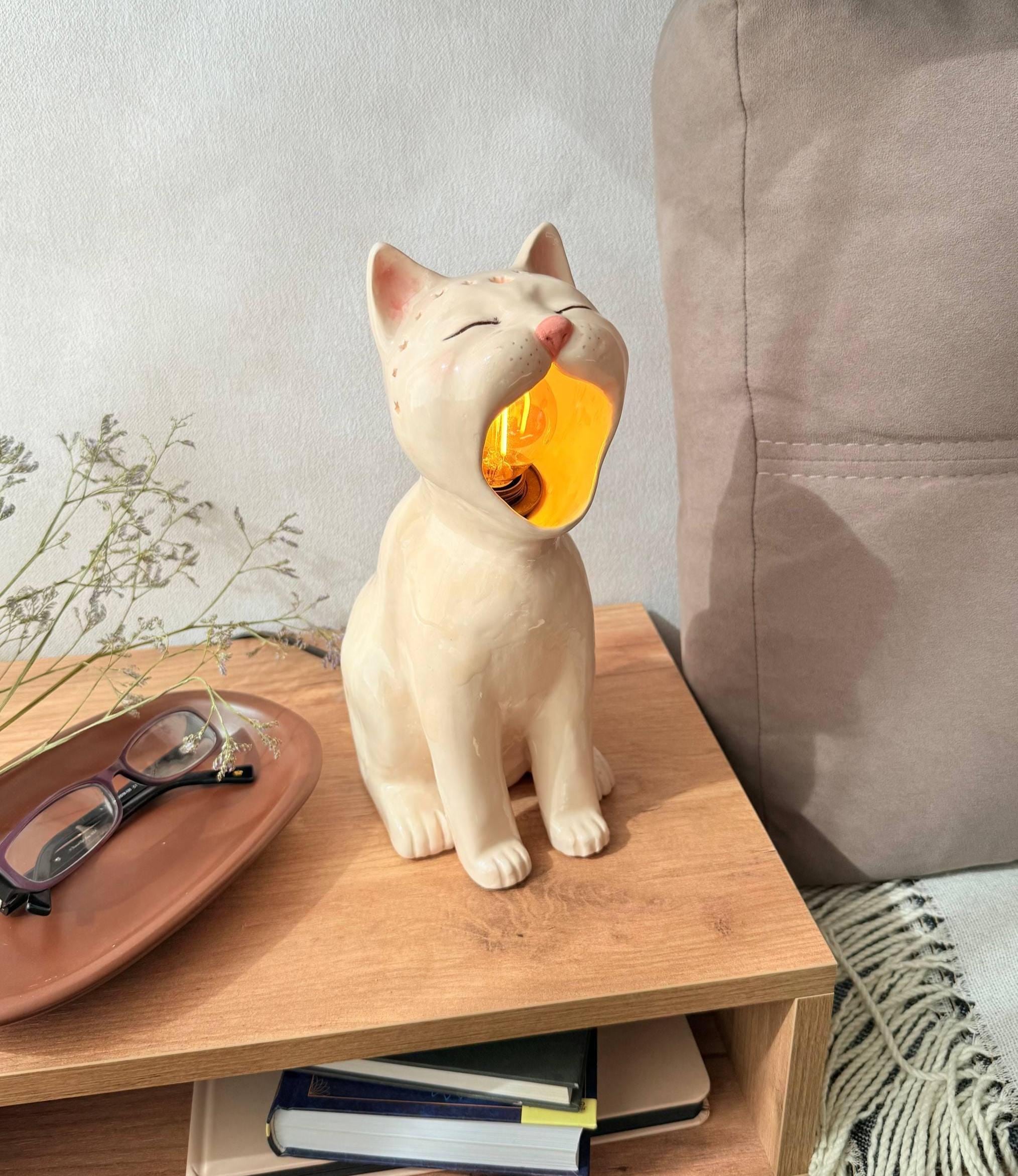 昭和レトロ　陶器の猫のランプ 　猫の照明 青猫のランプ(アジアン 中国 シノワズリ シノワ 雑貨 陶器 猫 ネコ