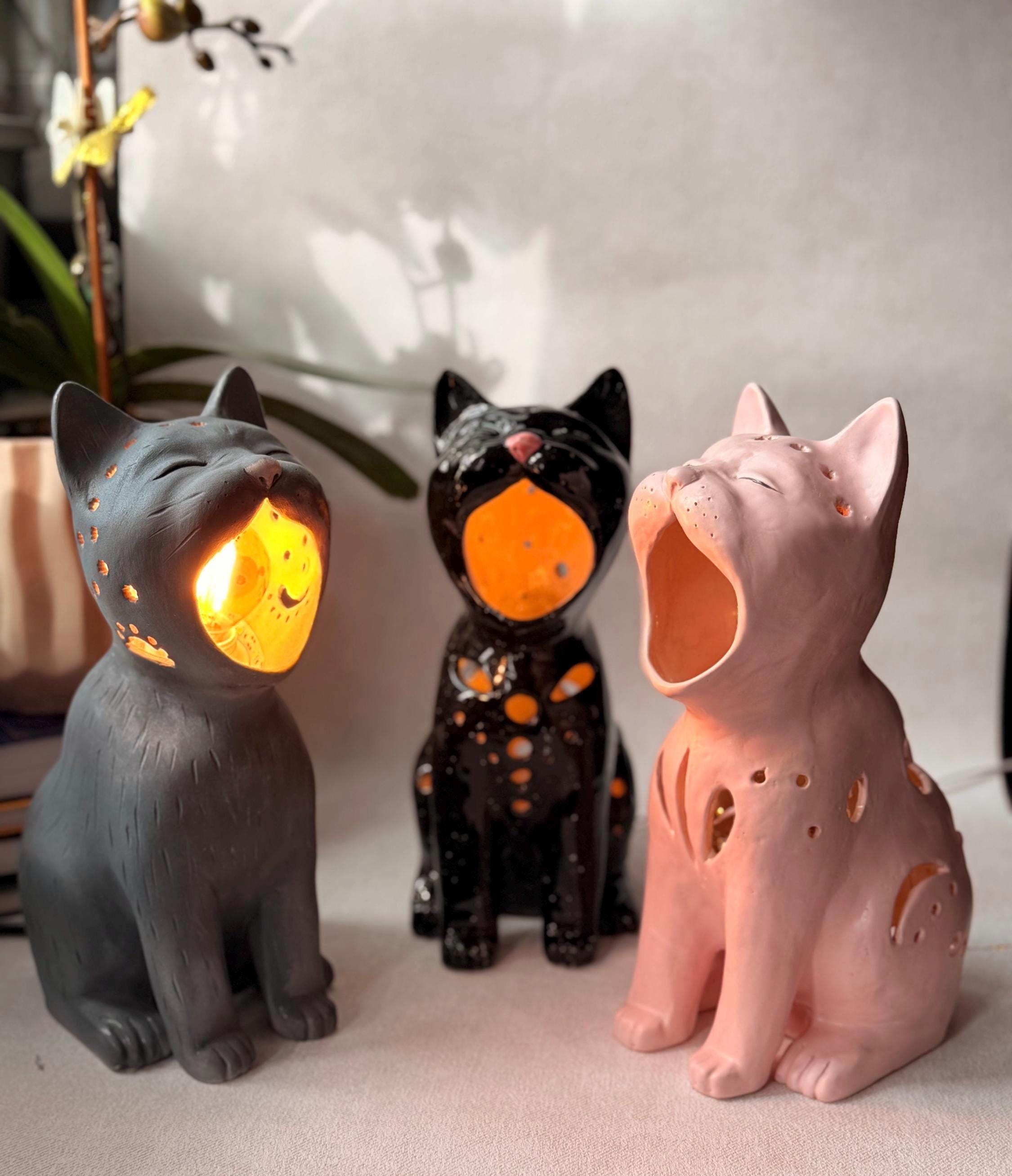昭和レトロ　陶器の猫のランプ 　猫の照明 青猫のランプ(アジアン 中国 シノワズリ シノワ 雑貨 陶器 猫 ネコ