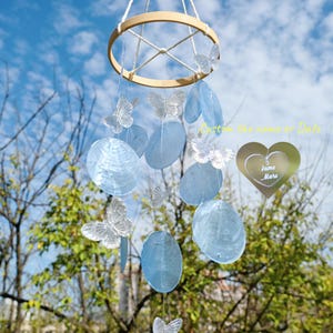 Campanelli eolici fatti a mano con conchiglie arcobaleno, nome personalizzato, decorazione per esterni, giardino e patio, campanelli eolici in vetro di mare