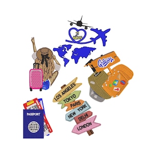 Pode incluir: Patches bordados com tema de viagem, com um mapa-múndi, um avião, um passaporte, bagagem e placas direcionais apontando para cidades como Paris, Londres e Tóquio. Os patches são em várias cores, incluindo azul, rosa e verde.