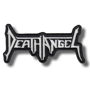 以下が含まれることがあります： 「DEATH ANGEL」の文字が刺繍された白黒のワッペン。ワッペンは、丸みを帯びた長方形の形をしています。文字はゴシック様式です。衣類やアクセサリーに縫い付けたり、アイロンで接着したりするように設計されています。