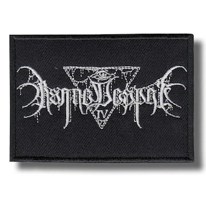 Puede incluir: Parche rectangular negro con texto bordado blanco y un diseño triangular. El texto dice "Dismal Despond" en una fuente gótica, con el número romano "IV" en la parte inferior. El parche tiene una textura tejida.