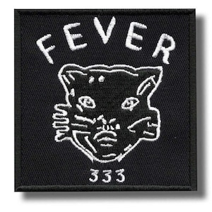 Puede incluir: Parche cuadrado negro con texto y diseño bordados en blanco. La palabra "FEVER" está arqueada en la parte superior. Debajo, una cara de gato estilizada. El número "333" está en la parte inferior. El parche tiene un borde negro.