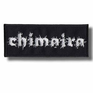 Puede incluir: Parche rectangular negro con la palabra "chimaira" bordada en blanco. El texto tiene una apariencia desgastada y texturizada, y el parche tiene un borde negro.