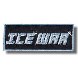 Puede incluir: Parche bordado con el texto "ICE WAR" en azul claro, contorneado en blanco, sobre un fondo rectangular negro. El parche tiene un borde azul claro y detalles en forma de estrella.