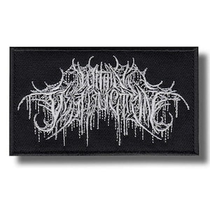 以下が含まれることがあります： 黒い長方形のパッチで、白い刺繍のテキストが特徴です。テキストはゴシックフォントと滴る効果で様式化されています。このパッチは、衣類やアクセサリー用です。