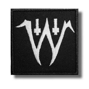 Pode incluir: Patch quadrado preto com um design branco estilizado da letra "W". O design inclui dois símbolos em forma de cruz e bordas pontiagudas. O patch tem uma borda preta, provavelmente um emblema ou logotipo.