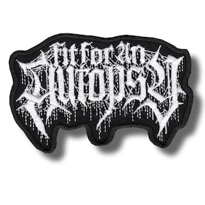Op de afbeelding: Zwarte patch met witte geborduurde tekst 'Fit for an Autopsy' in een gotisch lettertype. De patch heeft een zwarte rand en een unieke vorm, met een druipend effect op de tekst.