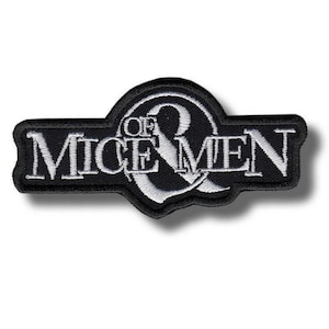 Puede incluir: Parche bordado en blanco y negro con el texto "MICE & MEN". El parche tiene forma rectangular con la parte superior curvada y está diseñado para coser en ropa o accesorios.