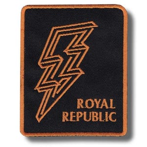 Pode incluir: Um patch retangular com fundo preto e um design de raio em tons de laranja. O texto "ROYAL REPUBLIC" está impresso em laranja abaixo do raio. O patch tem uma borda laranja.