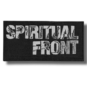 Peut inclure: Écusson rectangulaire noir avec l'inscription "SPIRITUAL FRONT" brodée en blanc, en lettres majuscules stylisées. L'écusson a un aspect texturé, avec des lettres légèrement usées. Le design est simple et audacieux.