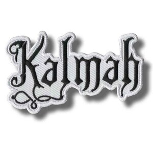 Op de afbeelding: Een wit geborduurd embleem met het woord "Kalmah" in zwarte gotische letters. De patch heeft een decoratieve rand en is ontworpen om op kleding of accessoires te worden genaaid of gestreken.