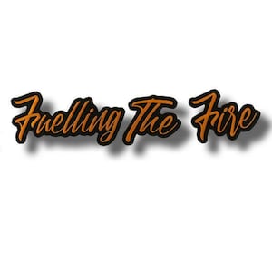 Könnte beinhalten: Ein orangefarbener und schwarzer gestickter Aufnäher mit dem Schriftzug "Fuelling The Fire" in Schreibschrift. Der Text ist orange mit schwarzer Umrandung, vor weißem Hintergrund.