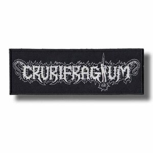 Puede incluir: Parche rectangular negro con la palabra "CRURIEFRAGNUM" bordada en blanco en una fuente gótica. El parche tiene un borde blanco y elementos decorativos. Está diseñado para coserlo en ropa o bolsos.