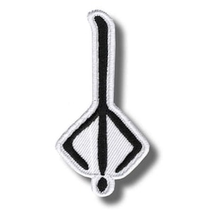 Op de afbeelding: Geborduurde patch met een zwart-wit ontwerp. De patch heeft een lange, verticale steel met een gestileerde vorm aan de onderkant en een kleine, afgeronde vorm aan de basis. Het ontwerp is wit omlijnd.