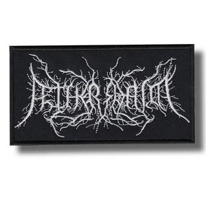 Könnte beinhalten: Schwarzer rechteckiger Aufnäher mit weiß gesticktem Text. Der Text ist ein Bandname in einer stilisierten, gotischen Schriftart. Das Design umfasst komplizierte, astähnliche Details um die Buchstaben. Der Aufnäher ist wahrscheinlich für eine Jacke oder Tasche.