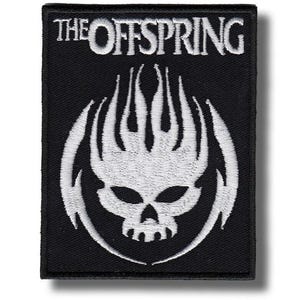Puede incluir: Parche rectangular negro con el nombre de la banda "THE OFFSPRING" bordado en blanco. Debajo, un diseño de calavera blanca con llamas, rodeado por un contorno blanco.