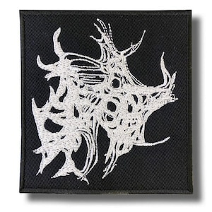Op de afbeelding: Vierkante zwarte patch met een wit, abstract ontwerp. Het ontwerp is een ingewikkelde, organische vorm met meerdere rondingen en punten, die lijkt op een gestileerde, complexe vorm. De patch is waarschijnlijk voor kleding of accessoires.