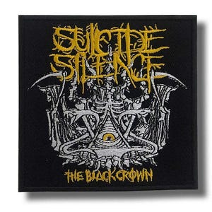Könnte beinhalten: Schwarzer quadratischer Aufnäher mit den Worten "SUICIDE SILENCE" in gelber, stilisierter Schrift. Unter dem Bandnamen befindet sich eine weiß-graue Grafik eines Schädels und anderer Bilder. Der Text "THE BLACK CROWN" steht unter der Grafik in Gelb.