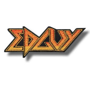 Op de afbeelding: Geborduurde patch met het woord "DAVV" in oranje en geel, met een zwarte rand. De patch heeft een geometrisch ontwerp, geschikt voor kleding of accessoires.