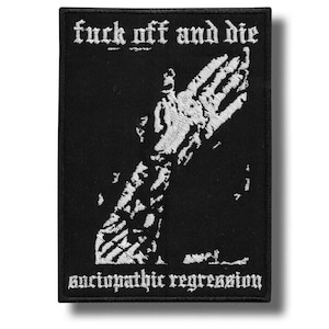 Puede incluir: Parche bordado negro con texto blanco que dice "fuck off and die" encima de un gráfico de mano blanca. El texto "sociopathic regression" está debajo del gráfico. El parche es rectangular.