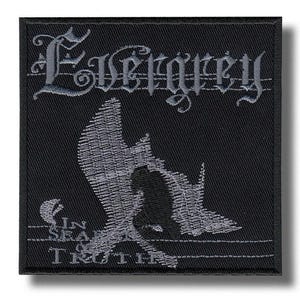Puede incluir: Parche cuadrado negro con texto e imágenes bordadas en gris. La palabra "Evergrey" está arqueada en la parte superior con una fuente gótica. Debajo hay una imagen estilizada y las palabras "In Sea of Truth".