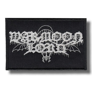 Könnte beinhalten: Schwarzer rechteckiger Aufnäher mit dem Text "Dark Moon Lord" in gotischer Schrift. Der weiße Text ist mit Tropfeffekten und Fledermausflügeln gestaltet. Der Aufnäher ist für Kleidung oder Accessoires.