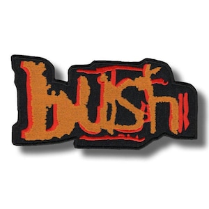 Op de afbeelding: Geborduurde patch met het woord "BUSH" in oranje en rood op een zwarte achtergrond. De patch heeft een onregelmatige vorm, ontworpen om op kleding of accessoires te naaien of te strijken.