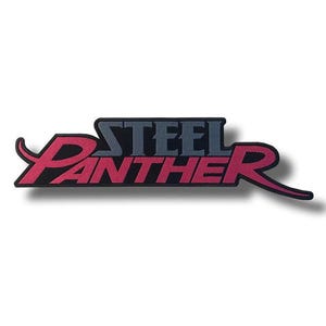 Peut inclure: Un écusson rectangulaire avec les mots "STEEL PANTHER" dans une police stylisée. Le mot "STEEL" est en gris foncé, et "PANTHER" est en rouge avec un contour noir. L'écusson a une bordure noire.