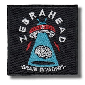 Może przedstawiać: Czarna kwadratowa naszywka z napisem "ZEBRAHEAD" nad niebieskim i czerwonym UFO emitującym mózg. Pod spodem napis "BRAIN INVADERS". Czerwone błyskawice flankują UFO.