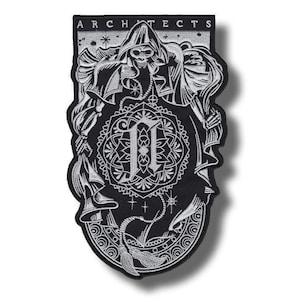 Pode incluir: Patch bordado em preto e branco com um design de esqueleto encapuzado e a palavra "ARCHITECTS". O patch apresenta um emblema com a letra "M" e padrões intrincados.