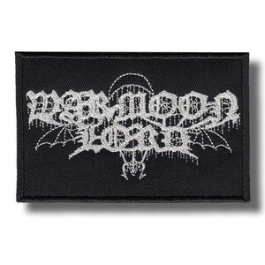 Könnte beinhalten: Schwarzer rechteckiger Aufnäher mit dem Schriftzug "Darkmoon Lord" in gotischer Schrift. Der weiße Text hat einen Tropfeffekt, mit Fledermausflügel-Designs. Der Aufnäher ist für Kleidung oder Accessoires.