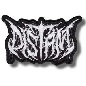Pode incluir: Um patch bordado em preto e branco com a palavra "DISTORT" em uma fonte gótica estilizada. O patch tem uma borda preta e é projetado para aplicação em roupas ou acessórios.