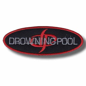 Puede incluir: Un parche ovalado con fondo negro y borde rojo. El texto "DROWNING POOL" está bordado en blanco, con un logotipo "DP" rojo estilizado superpuesto al texto. El parche es para ropa o accesorios.