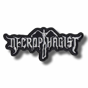 Puede incluir: Un parche bordado en blanco y negro con la palabra "NECROPHAGIST" en una fuente gótica. El parche tiene una figura estilizada en el centro. El parche es para ropa o accesorios.