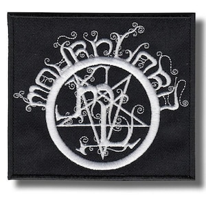 Pode incluir: Patch quadrado preto com letras brancas bordadas e um design circular central. O design inclui uma estrela e outros símbolos. O patch tem uma sombra no lado direito.