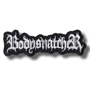 Puede incluir: Un parche negro bordado con la palabra "Bodysnatcher" en letras góticas blancas. El parche tiene un borde negro y está diseñado para ser cosido o planchado en ropa o accesorios.