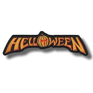 Op de afbeelding: Zwart geborduurde patch met het woord "HELLOWEEN" in oranje en geel, met een pompoenontwerp. De patch heeft een gebogen vorm.
