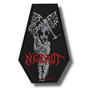 以下が含まれることがあります： 黒い棺型のパッチ。白い骸骨の姿が翼と剣を持って描かれています。「NECROT」の文字が赤いゴシック体で刺繍されています。このパッチは、バンドまたは関連商品用である可能性があります。