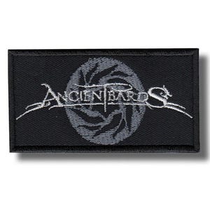 Könnte beinhalten: Schwarzer rechteckiger Aufnäher mit dem weißen gestickten Schriftzug "ANCIENT BARDS". Der Text ist über einem grauen kreisförmigen Design angeordnet. Der Aufnäher hat einen schwarzen Rand und ist für Kleidung oder Accessoires bestimmt.