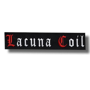 Puede incluir: Parche rectangular negro con el nombre de la banda "Lacuna Coil" bordado. El texto está en letras góticas blancas, con las primeras y últimas letras en rojo. Ideal para personalizar ropa.