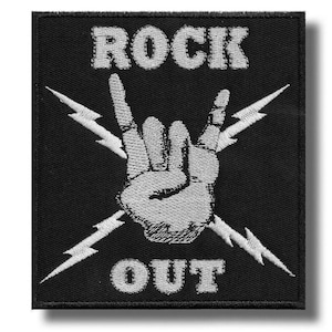 Może przedstawiać: Czarna kwadratowa naszywka z białym napisem "ROCK OUT", przedstawiająca gest dłoni i błyskawice. Gest dłoni jest symbolem kultury rock and rolla. Naszywka jest prawdopodobnie przeznaczona na kurtkę lub torbę.