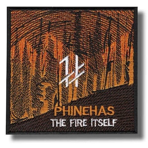 Puede incluir: Parche bordado cuadrado con borde negro. El diseño presenta un símbolo blanco sobre un fondo texturizado naranja y marrón. El texto "PHINEHAS THE FIRE ITSELF" está bordado en blanco.