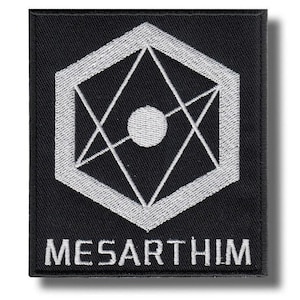 Op de afbeelding: Zwart geborduurde patch met een wit geometrisch ontwerp in een zeshoek. Het woord "MESARTHIM" is in het wit geborduurd aan de onderkant. De patch is vierkant.