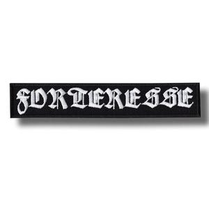 Peut inclure: Écusson rectangulaire noir avec le mot "FORTIERESSE" brodé en blanc dans une police gothique. Le patch a une bordure noire et est conçu pour être cousu ou repassé sur des vêtements ou des accessoires.
