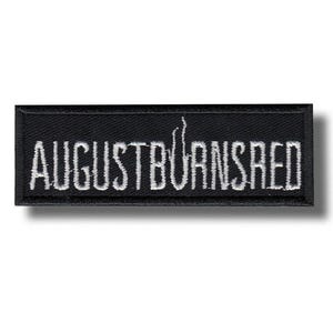 Peut inclure: Un écusson rectangulaire noir avec le texte brodé en blanc "AUGUST BURNS RED". Le patch a un design simple et épuré, adapté à une application sur des vêtements ou des accessoires.